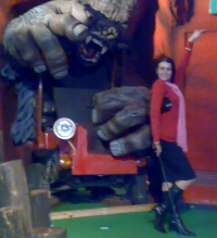 A gigantic gorilla accuses my girlfriend of cheating at golf. I knew it! That biarch !   :-P